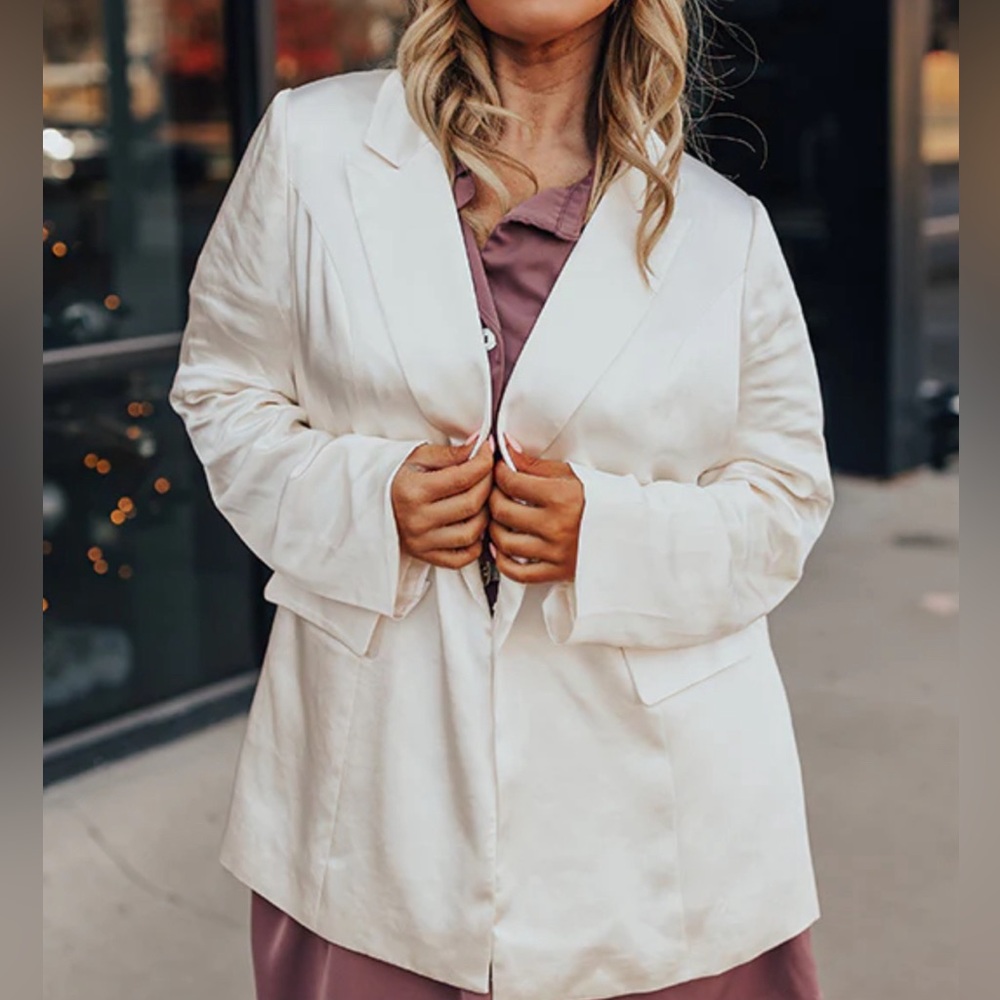 NWT IMPRESSIONS ONLINE POURING MERLOT SATIN BLAZER IN CREAM CURVES SIZE 2xl